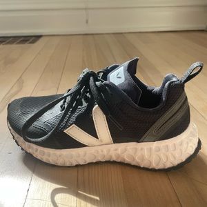 Veja - Bastille Condor Sneakers - US Women 5 - Black/ White - Like New